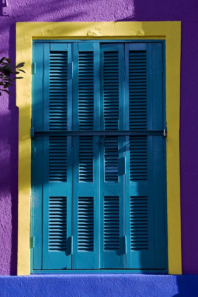 Colored venetian blind and wall — Stock Photo, Image