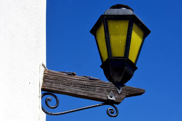 Уличная лампа и стена в колонии — стоковое фото