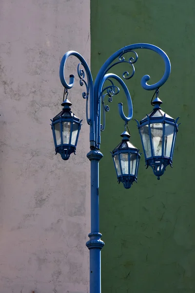 Lampadaire bleu et mur vert blanc — Photo