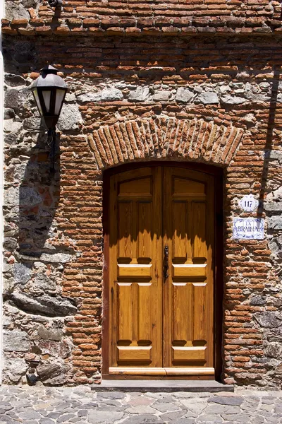 Старая дверь из коричневого дерева и фонарь — стоковое фото