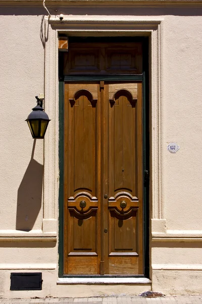 Régi ajtó és egy utcai lámpa colonia központjában — Stock Fotó