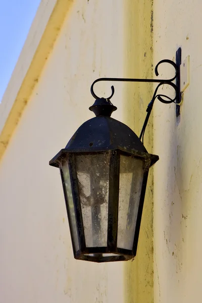 Straat lamp en een gele muur — Stockfoto