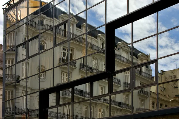 Palais dans une fenêtre au centre buenos aires — Photo