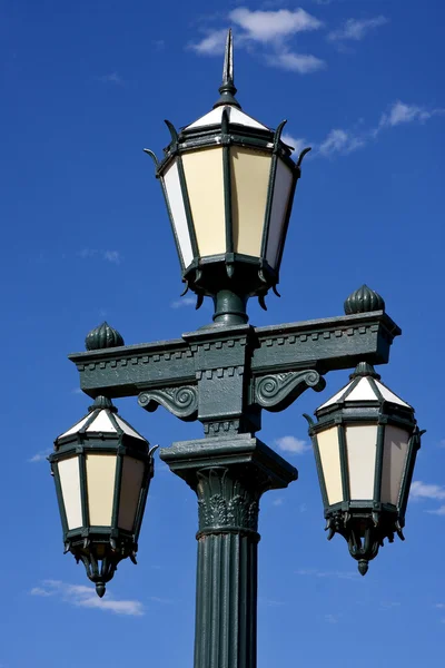 Alte grüne Straßenlaterne und Wolken — Stockfoto