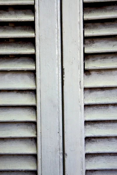 Jalousie aus weißem Holz — Stockfoto
