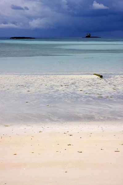 Wyspa niebo piasek i skały w ocean indyjski — Zdjęcie stockowe