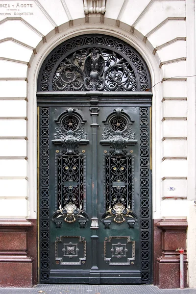 Puerta verde y cabeza de león — Foto de Stock