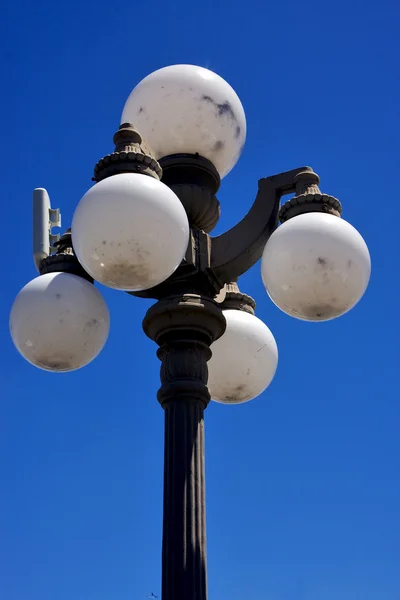 Lâmpada de rua céu azul — Fotografia de Stock