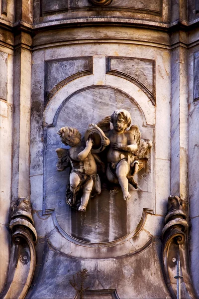 大理石雕像的方尖碑 immacolata — 图库照片