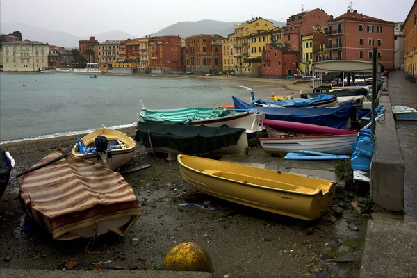 Дом и побережье в sestri levante — стоковое фото