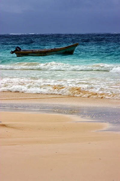 Cloudy motor boat boat and coastline in mexico — Stock Photo, Image