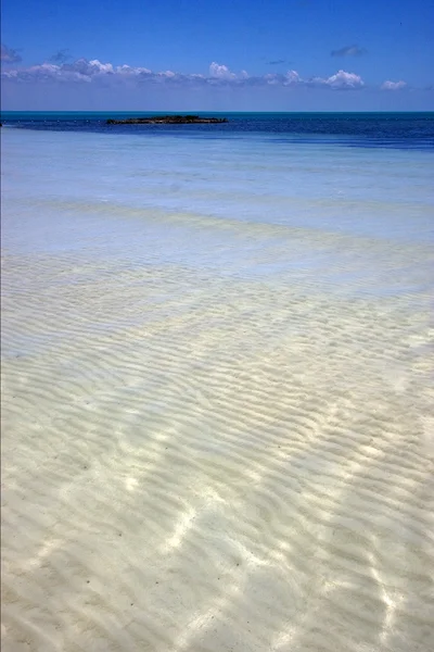 Espuma nublado relajarse y la costa en el caraibbien — Foto de Stock