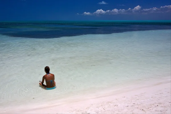 Pihenjen, és a caraibbien tengerpart kék lagúna — Stock Fotó