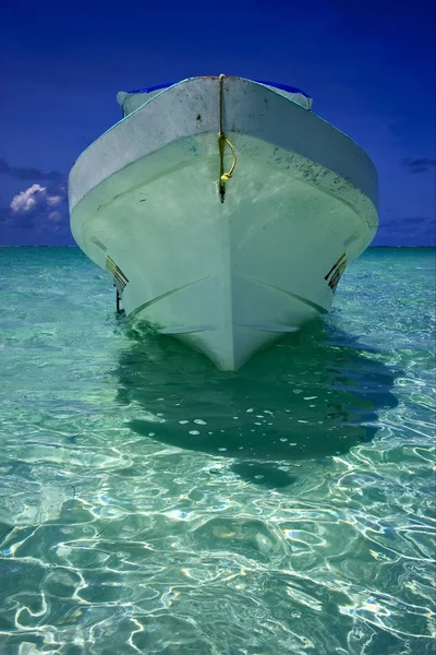 放松身心的船在蓝色礁湖 — 图库照片