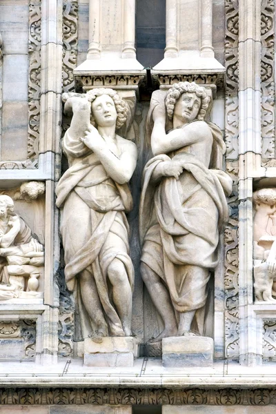 Estatua de una mujer en el frente — Foto de Stock