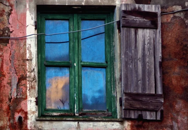Разбитое абстрактное старое окно — стоковое фото