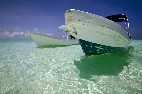 Koppla av två båtar i blå lagunen — Stockfoto