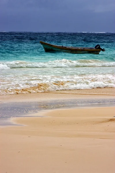 Zataženo motorový člun loď a pobřeží v Mexiku playa del Carmelo — Stock fotografie