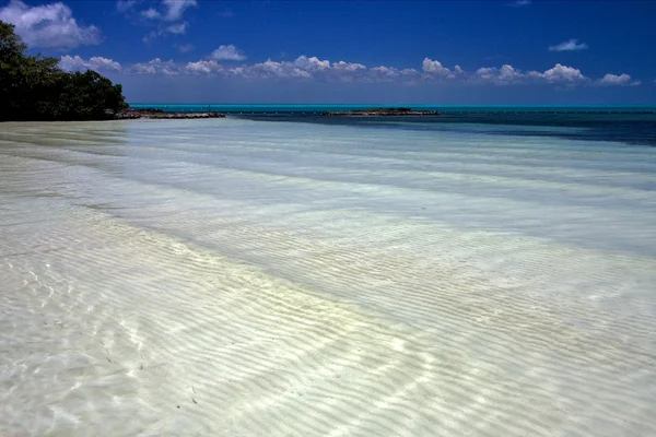 Nublado relajarse y la costa en el caraibbien — Foto de Stock