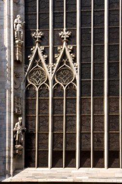 Milan ve gül pencere