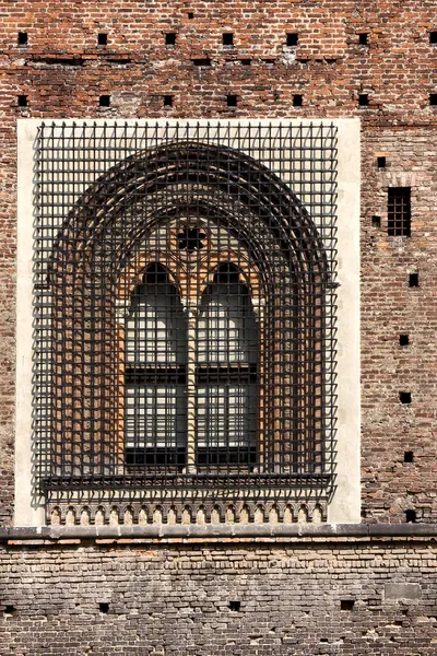 Bruin kasteel baksteen venster — Stockfoto