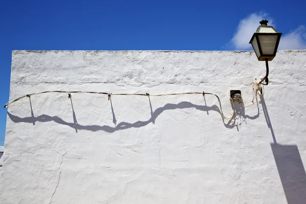 En lampa i den blå himmel vägg arrecife teguise lanzarote Spanien — Stockfoto