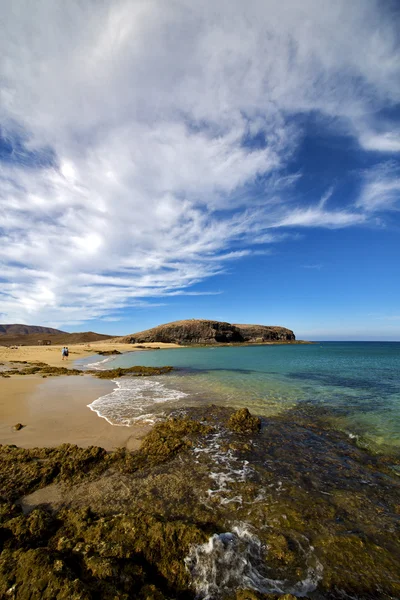 비치 물 해안선과 lanzarote 스페인에서 여름 — 스톡 사진