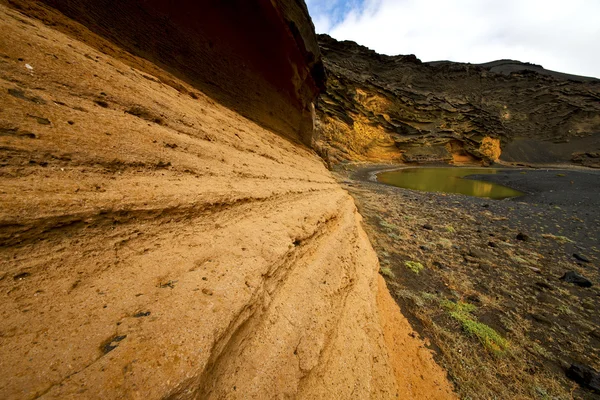 Skalní kámen sky vody pobřeží a v létě v el golfo l — Stock fotografie