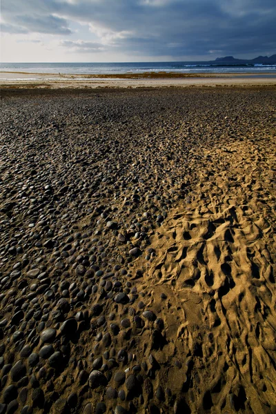 Vaggar stenen sky moln stranden vatten kustlinje och sommaren — Stockfoto