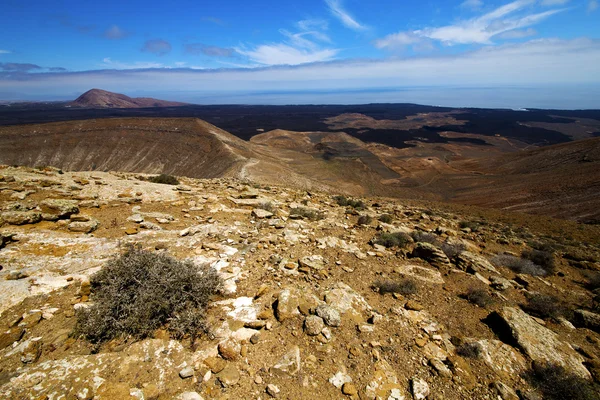 Skalní kamenné oblohy mrak beach voda v Španělsku ostrov lanzarote — Stock fotografie