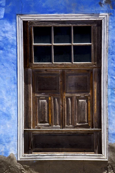 Window in a blue wall arrecife lanzarote spain — Stock Photo, Image