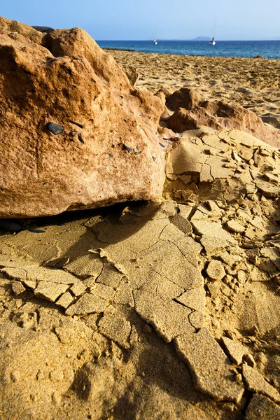 Jachta pobřeží a v létě v lanzarote, Španělsko — Stock fotografie