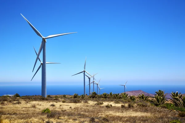 Větrné turbíny a obloha v ostrově — Stock fotografie