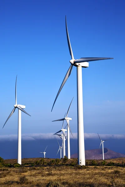Las turbinas y el cielo en la isla de Lanzarote España — Foto de Stock