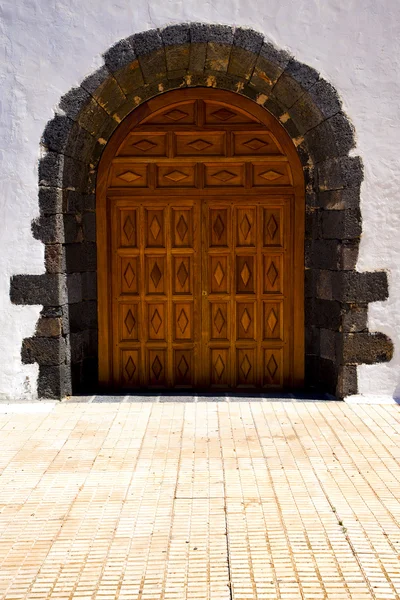 Ottone bussare marrone in una porta della chiesa di legno chiuso marrone — Foto Stock