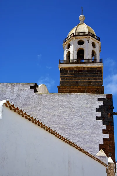Il vecchio campanile della chiesa della terrazza della parete — Foto Stock