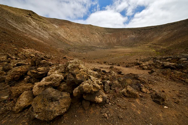 Timanfaya vulcânica pedra céu colina e verão em los volca — Fotografia de Stock