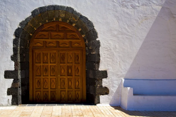 Een bruin gesloten hout kerkdeur Spanje canarias — Stockfoto