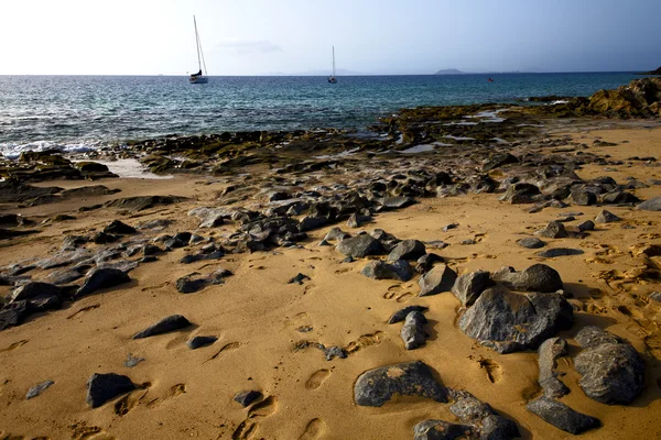 Costa roca playa agua barco yate — Foto de Stock