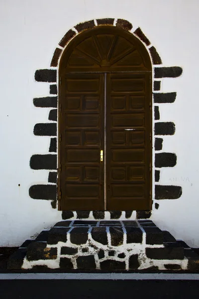 Batedor em uma porta de madeira fechada marrom — Fotografia de Stock