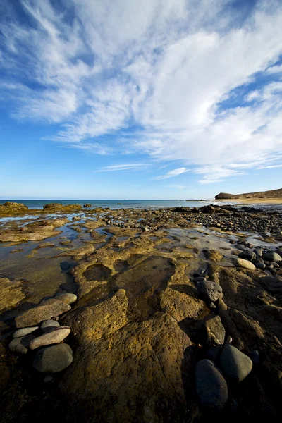 In lanzarote Spanje rots stenen hemel wolk strand — Stockfoto