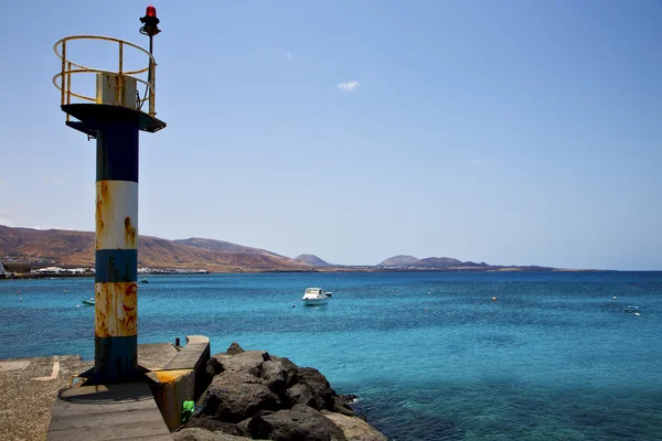 Leuchtturm und Pier arrecife teguise lanzarote spanien — Stockfoto