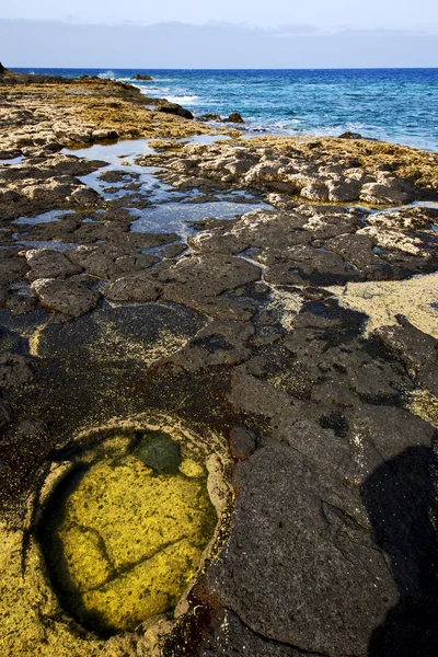 Na espanha lanzarote rocha pedra água almíscar lagoa litoral e — Fotografia de Stock