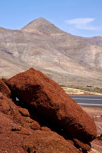 Volcánico t una roca roja cielo de piedra — Foto de Stock