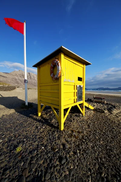 Cadeira salva-vidas bandeira vermelha na costa s e verão — Fotografia de Stock