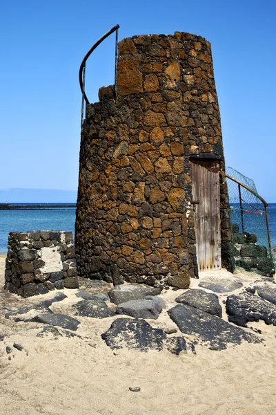 Toren van Spanje heuvel gele strand zwarte rotsen lanzarote — Stockfoto