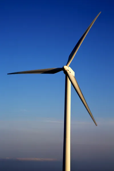 Turbinas eólicas e o céu na ilha de espanha lanzarote — Fotografia de Stock
