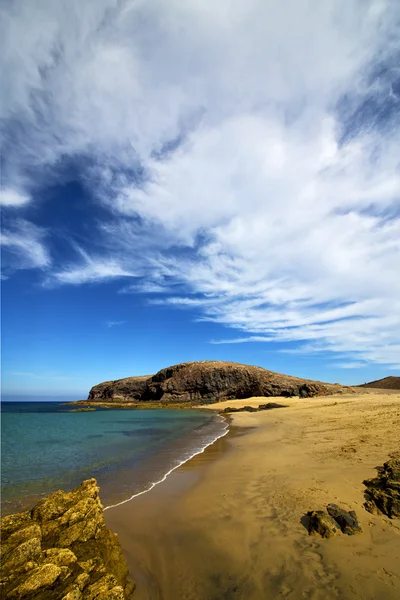 Pobřeží lanzarote vody pláž a v létě — Stock fotografie