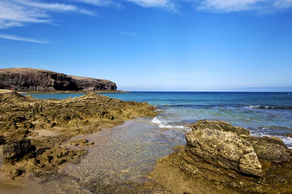 In lanzarote Spanje rock stenen kustlijn en de zomer — Stockfoto