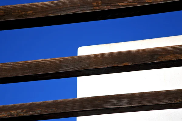 一块棕色的木头作为一个屋顶的天空兰萨罗特岛 — 图库照片